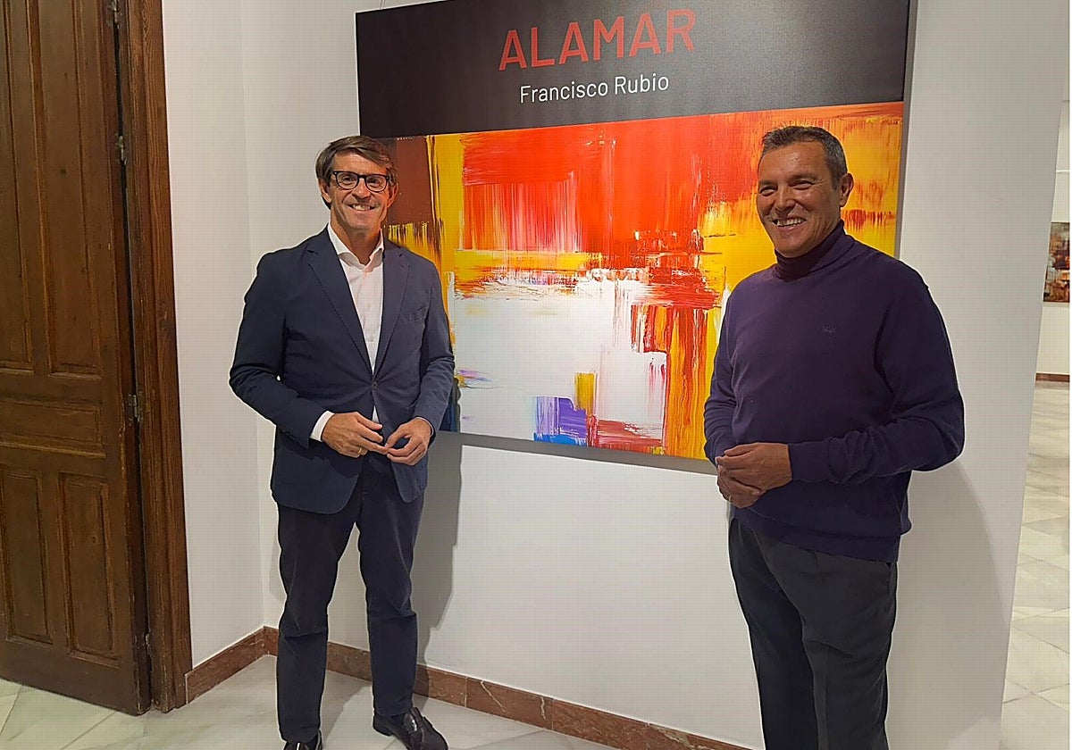 El diputado provincial de Cultura, Juan de Dios Navarro, y el artista Francisco Rubio, en la exposición