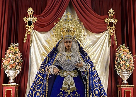Imagen secundaria 1 - En la fotografía superior, el altar de cultos en honor de la Inmaculada Concepción, en la Compañía. Debajo a la izquierda, la Encarnación, en Jesús Divino Obrero. A la derecha, la Fuensanta