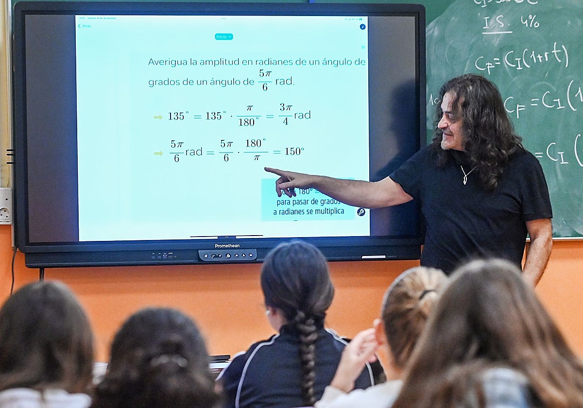 Un profesor de Matemáticas imparte clase en el colegio La Visitación de Nuestra Señora (Burgos)