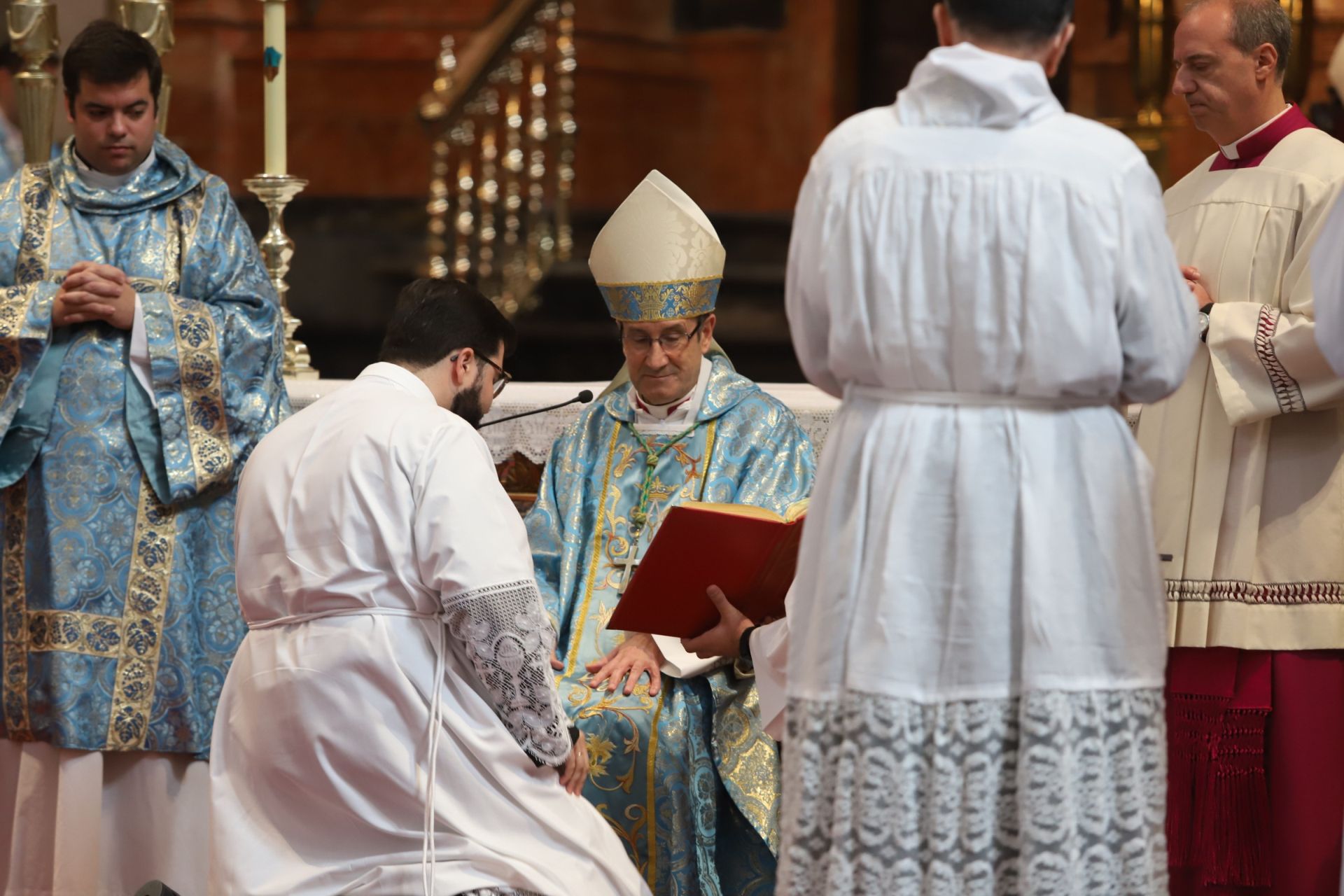 El nombramiento de cinco nuevos diáconos en la Catedral de Córdoba, en imágenes