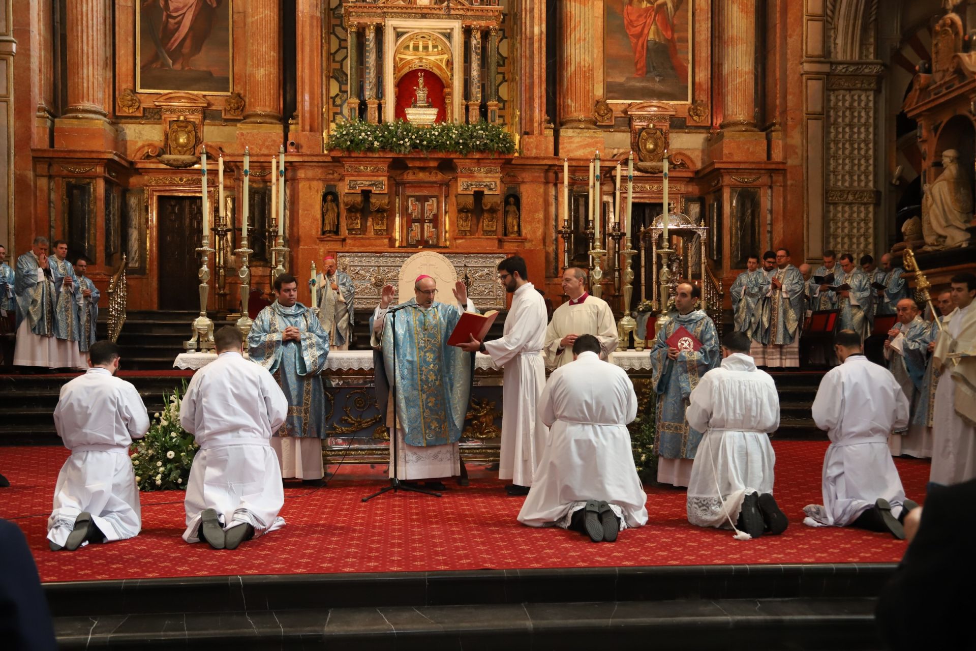 El nombramiento de cinco nuevos diáconos en la Catedral de Córdoba, en imágenes