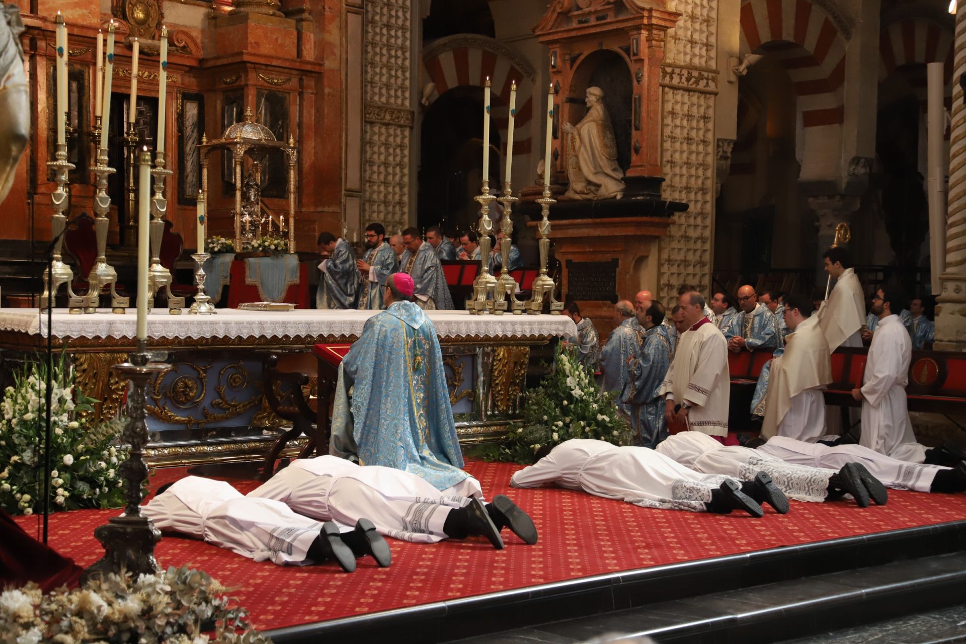 El nombramiento de cinco nuevos diáconos en la Catedral de Córdoba, en imágenes