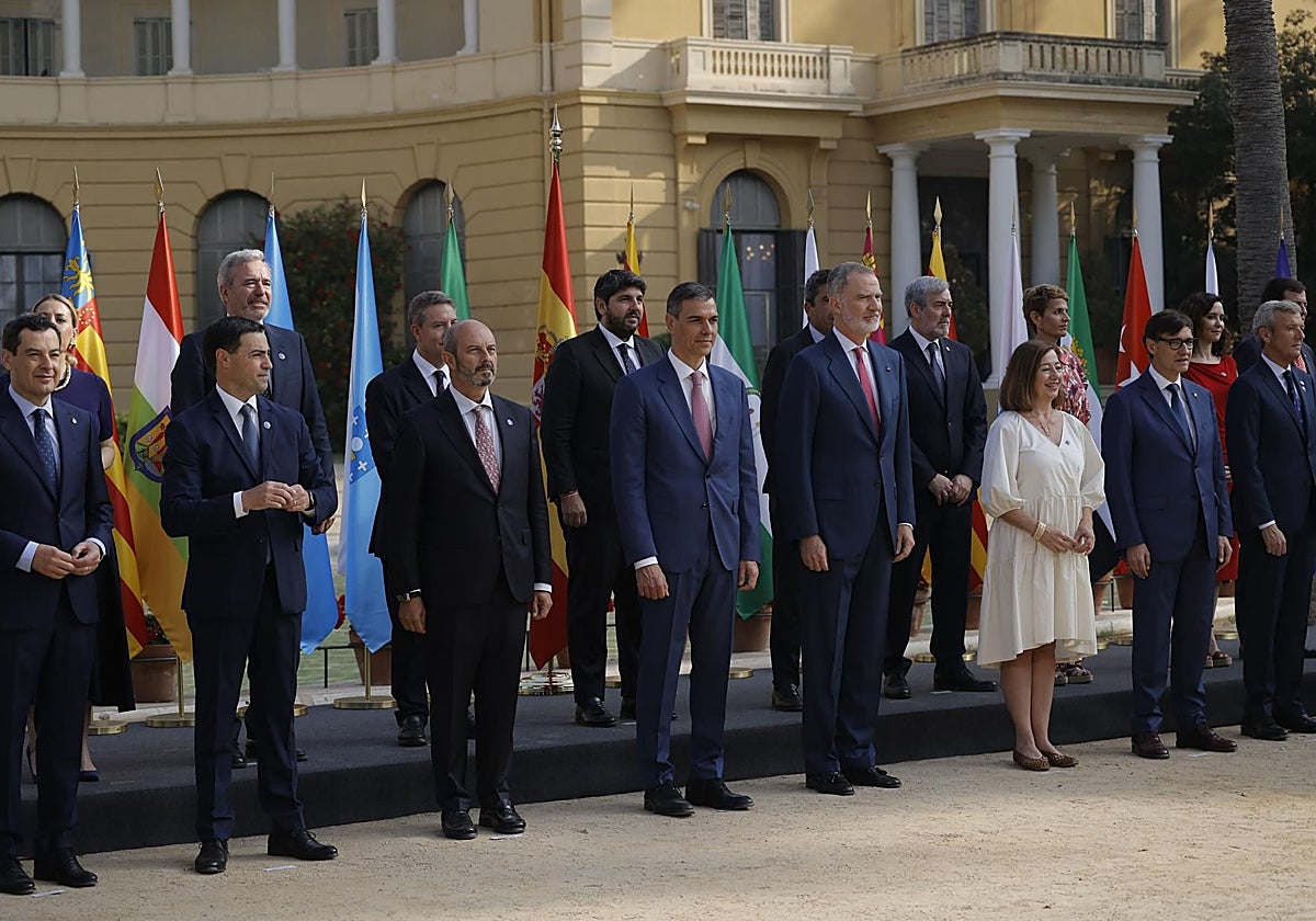 Foto de familia de las autoridades asistentes a la Conferencia de Presidentes en Barcelona, en junio de 2025