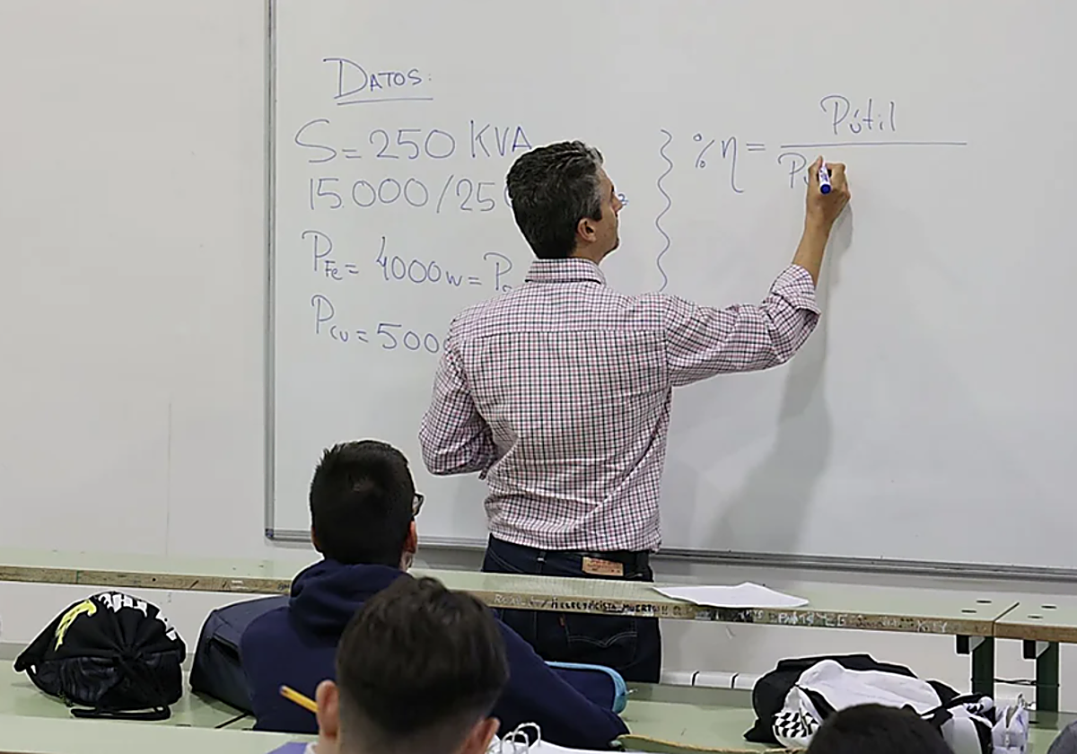 Imagen de archivo de un profesor dando una clase de Bachillerato en un instituto de Andalucía