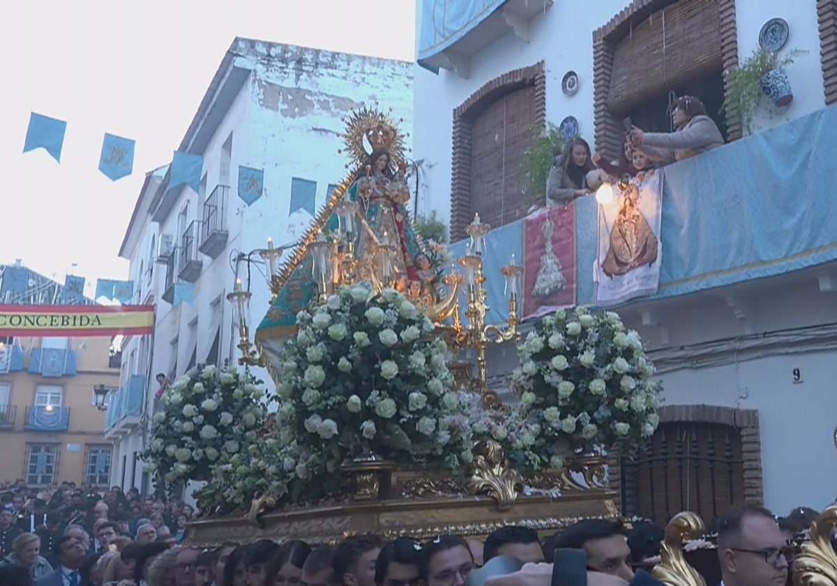 La Purísima a su paso por una de las calles engalanadas de Puente Genil este lunes 8 de diciembre