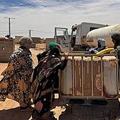 Distribución de agua en los campamentos de personas refugiadas saharauis en el desierto de Tinduf (Argelia)
