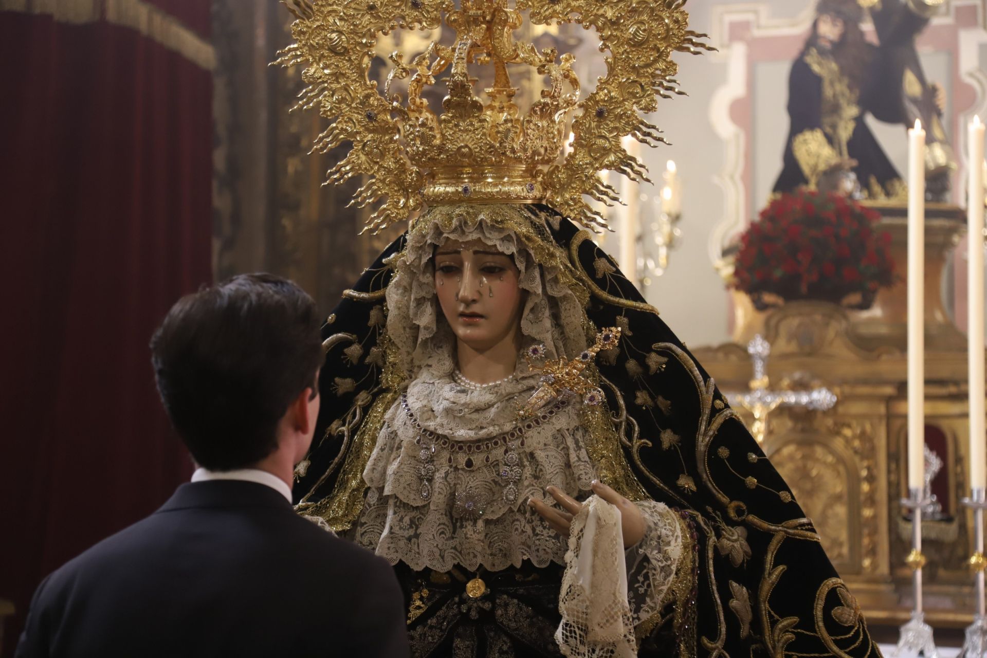 El cuidado besamanos a la Soledad de San Cayetano de Córdoba, en imágenes
