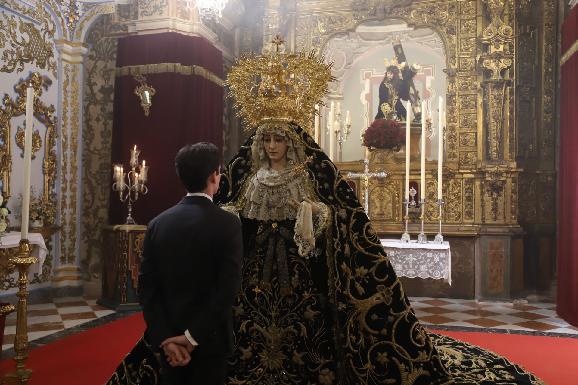 El cuidado besamanos a la Soledad de San Cayetano de Córdoba, en imágenes