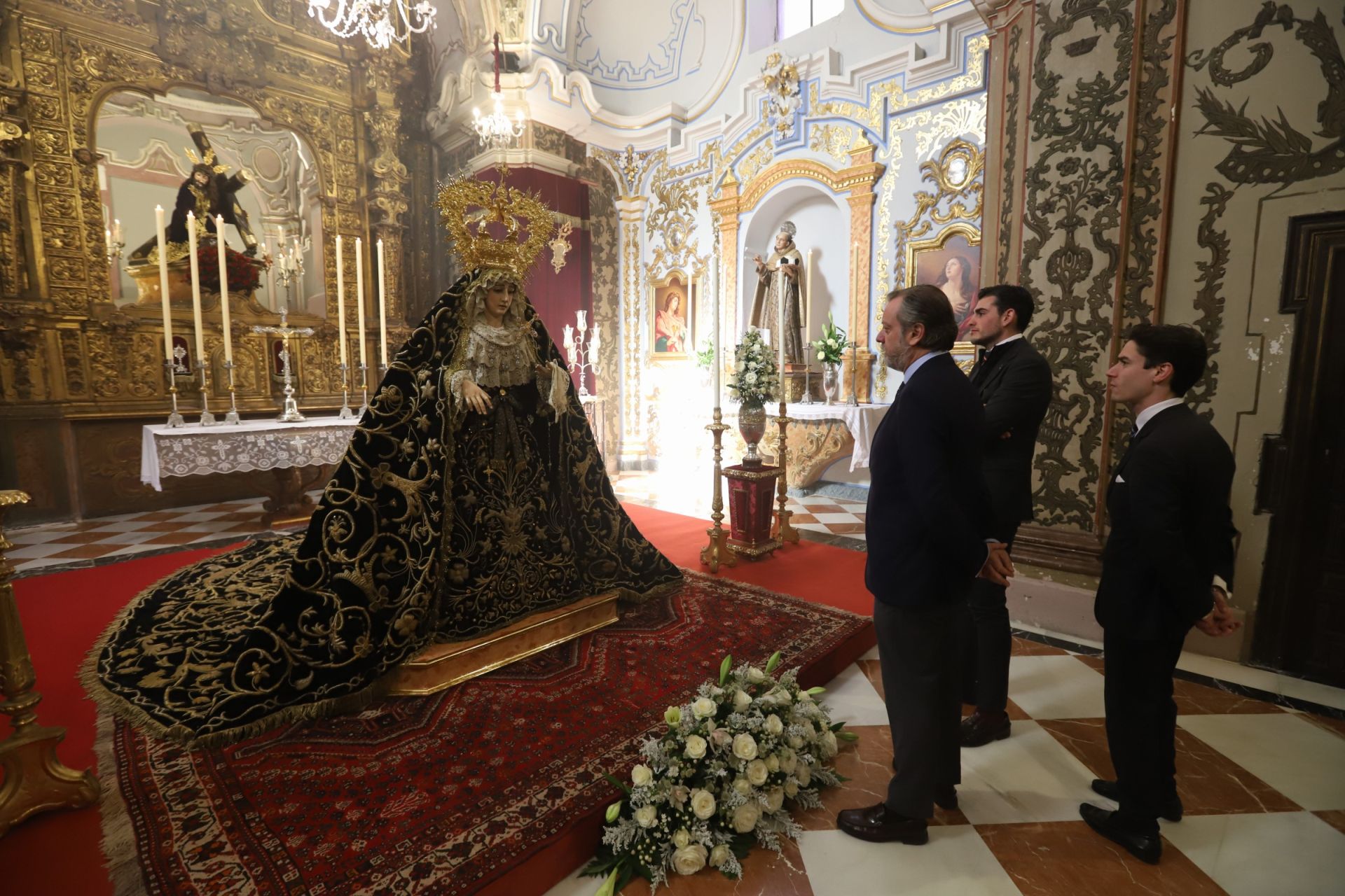 El cuidado besamanos a la Soledad de San Cayetano de Córdoba, en imágenes