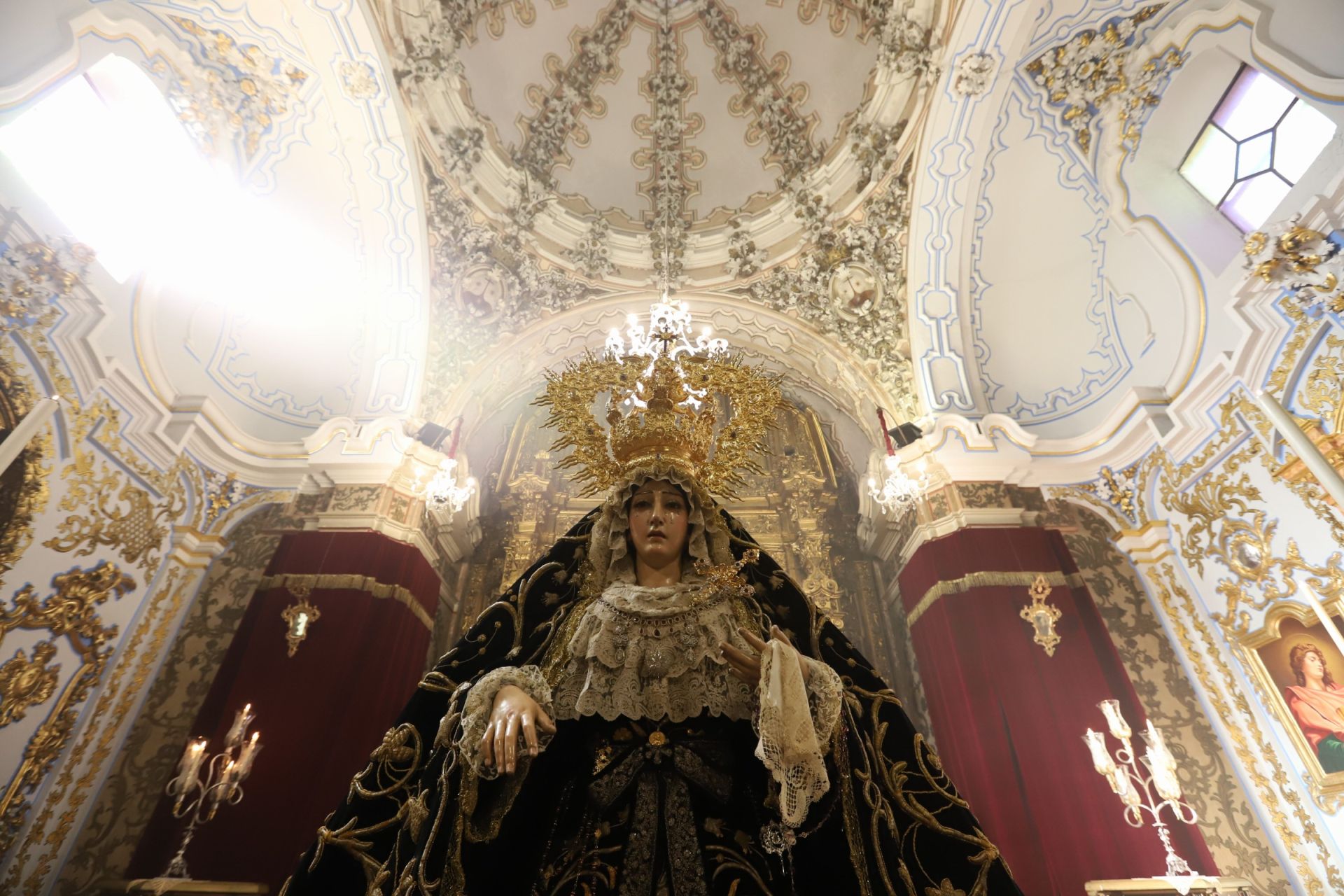 El cuidado besamanos a la Soledad de San Cayetano de Córdoba, en imágenes