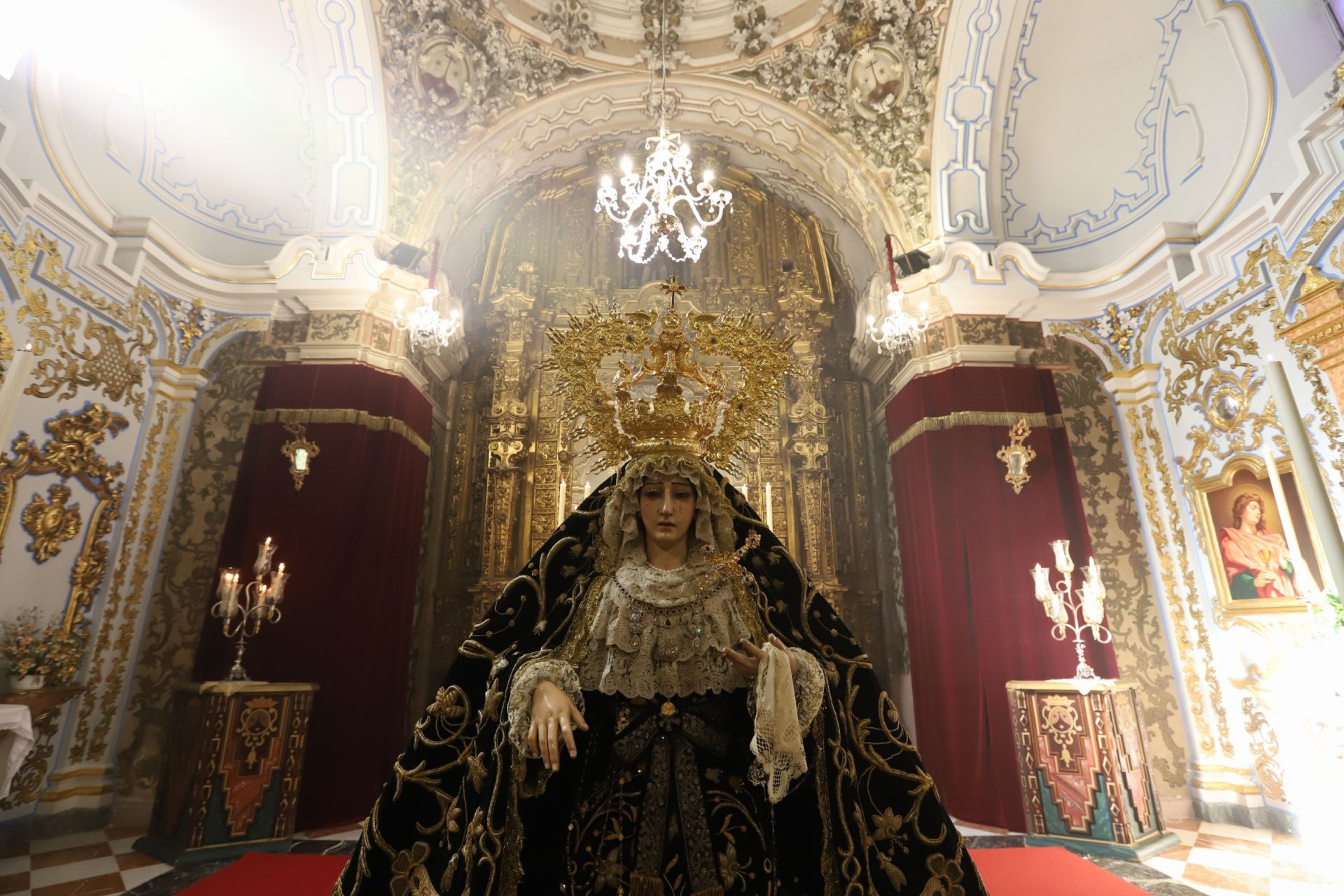 El cuidado besamanos a la Soledad de San Cayetano de Córdoba, en imágenes