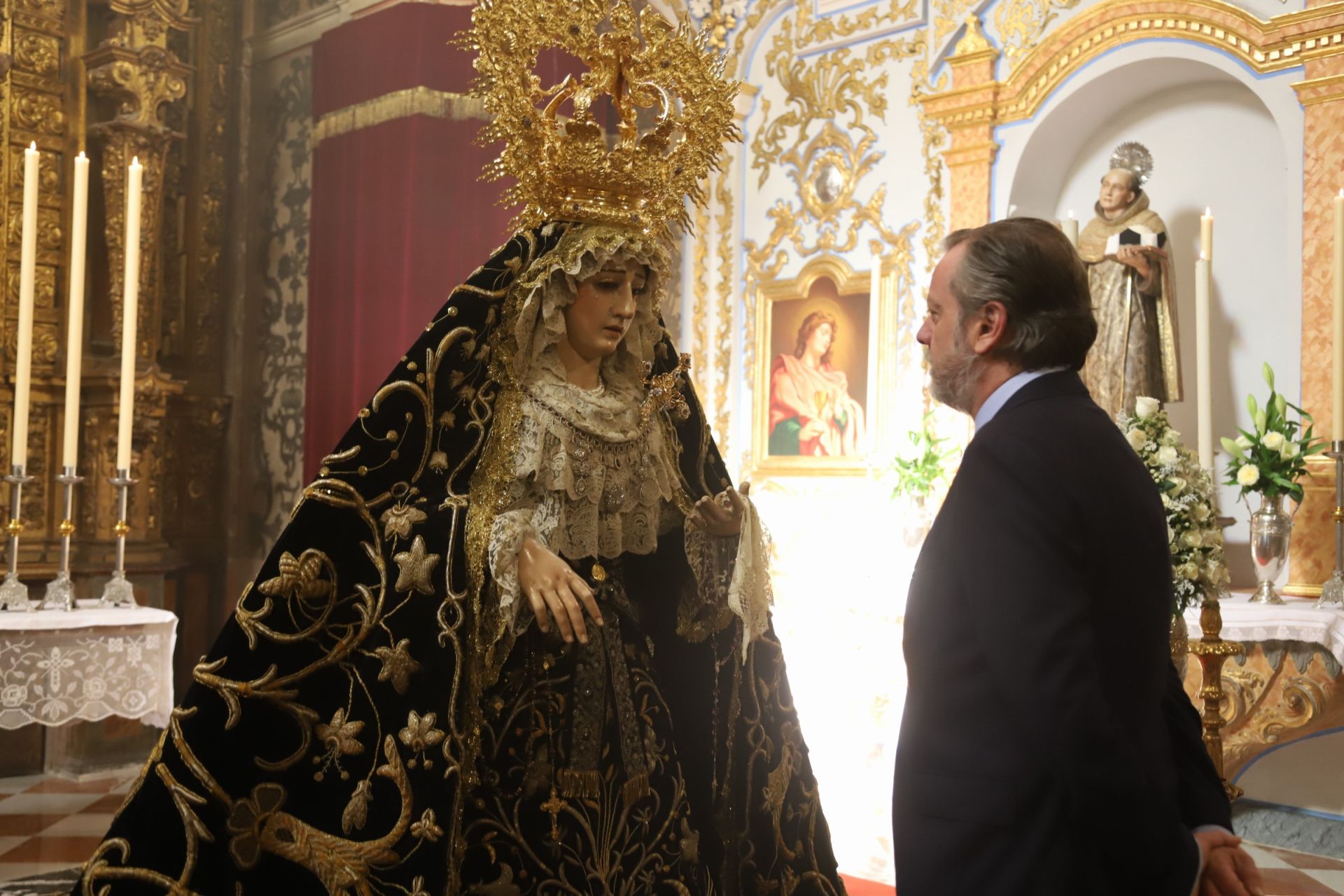 El cuidado besamanos a la Soledad de San Cayetano de Córdoba, en imágenes