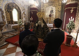 El cuidado besamanos a la Soledad de San Cayetano de Córdoba, en imágenes