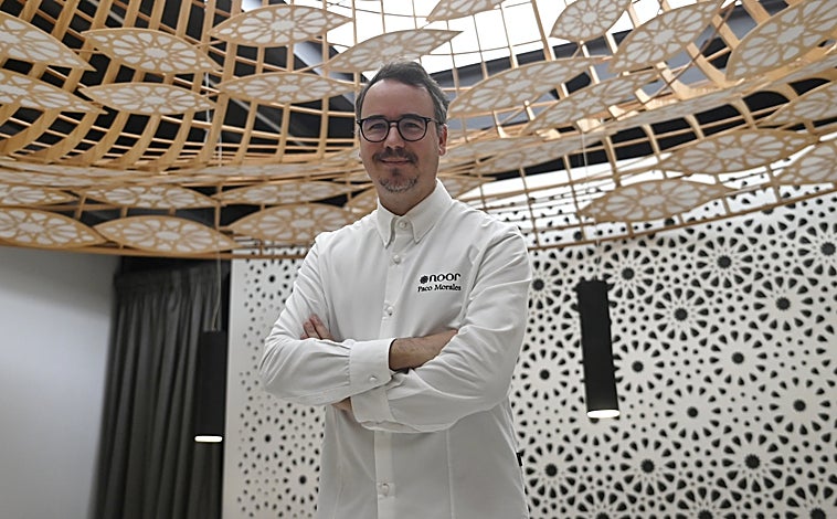 Imagen principal - Córdoba atesora ahora mismo en su carta hasta cinco estrellas michelin: Paco Morales y Noor se llevan en el escalafón tres (único restaurante andaluz junot a Aponiente con esta distinción), y Periko Ortega y Kisko García, una cada uno. En total, cinco estrellas tras las que hay decenas de reconocimientos de ésta y otras guías prestigiosas para muchos restaurantes de la ciudad y la provincia.