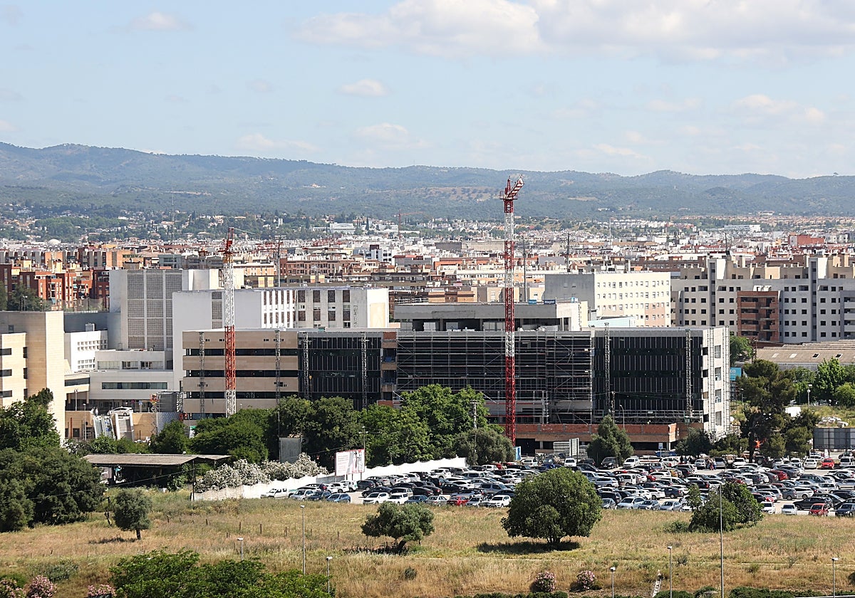 El entorno del Hospital Reina Sofía, con el nuevo edificio del Materno-Infantil en obras
