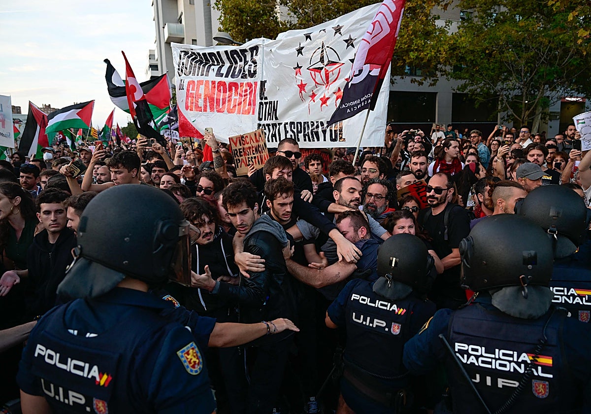 Policías antidisturbios contienen a los manifestantes propalestinos en Valencia