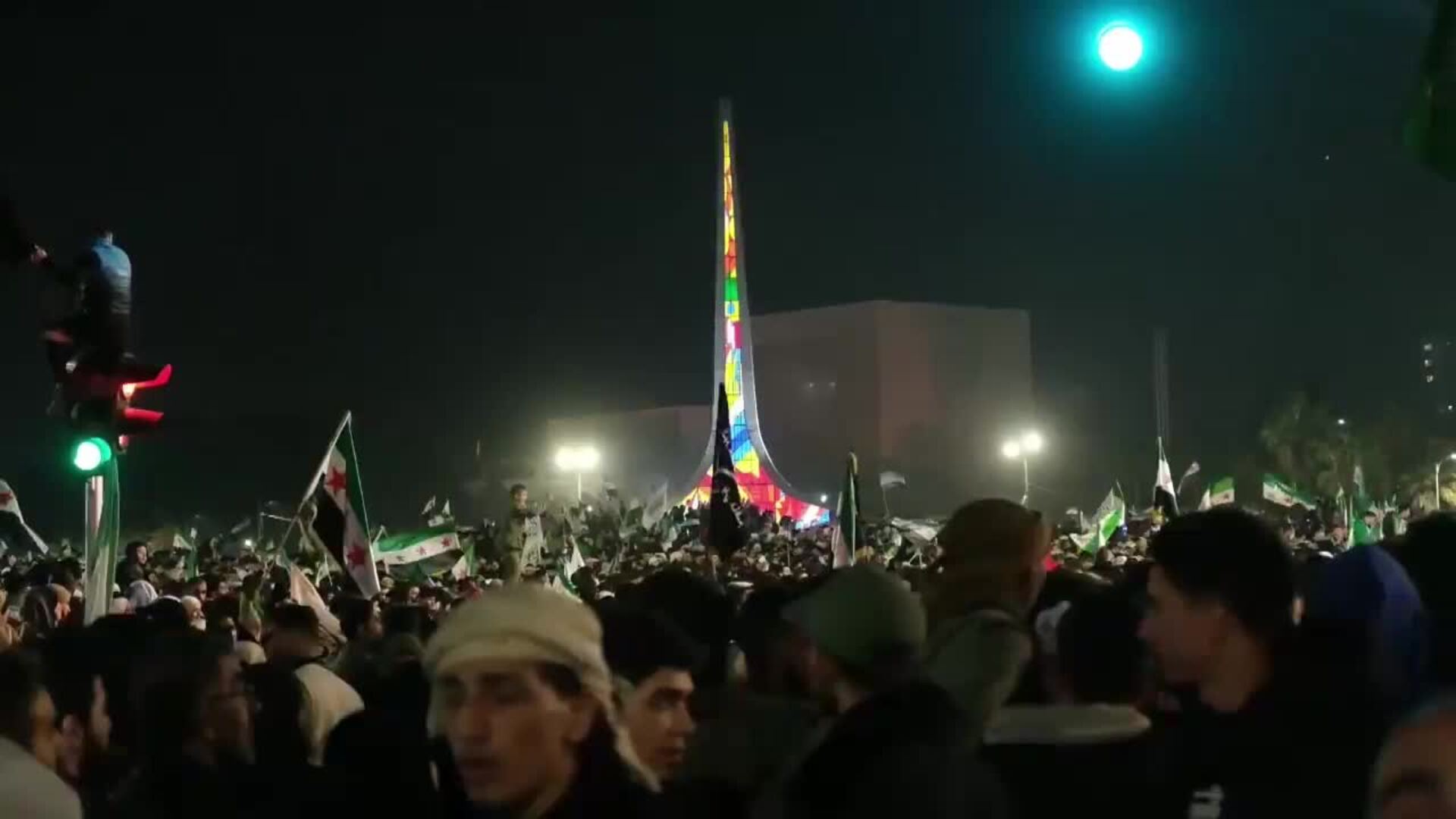 Decenas de miles de personas inundan Damasco para celebrar un año de la caída de Al Asad