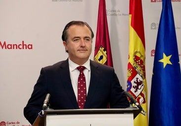 Vox criticizes Page for removing the names “Christmas” and “Easter” from the 2025/2026 school calendar