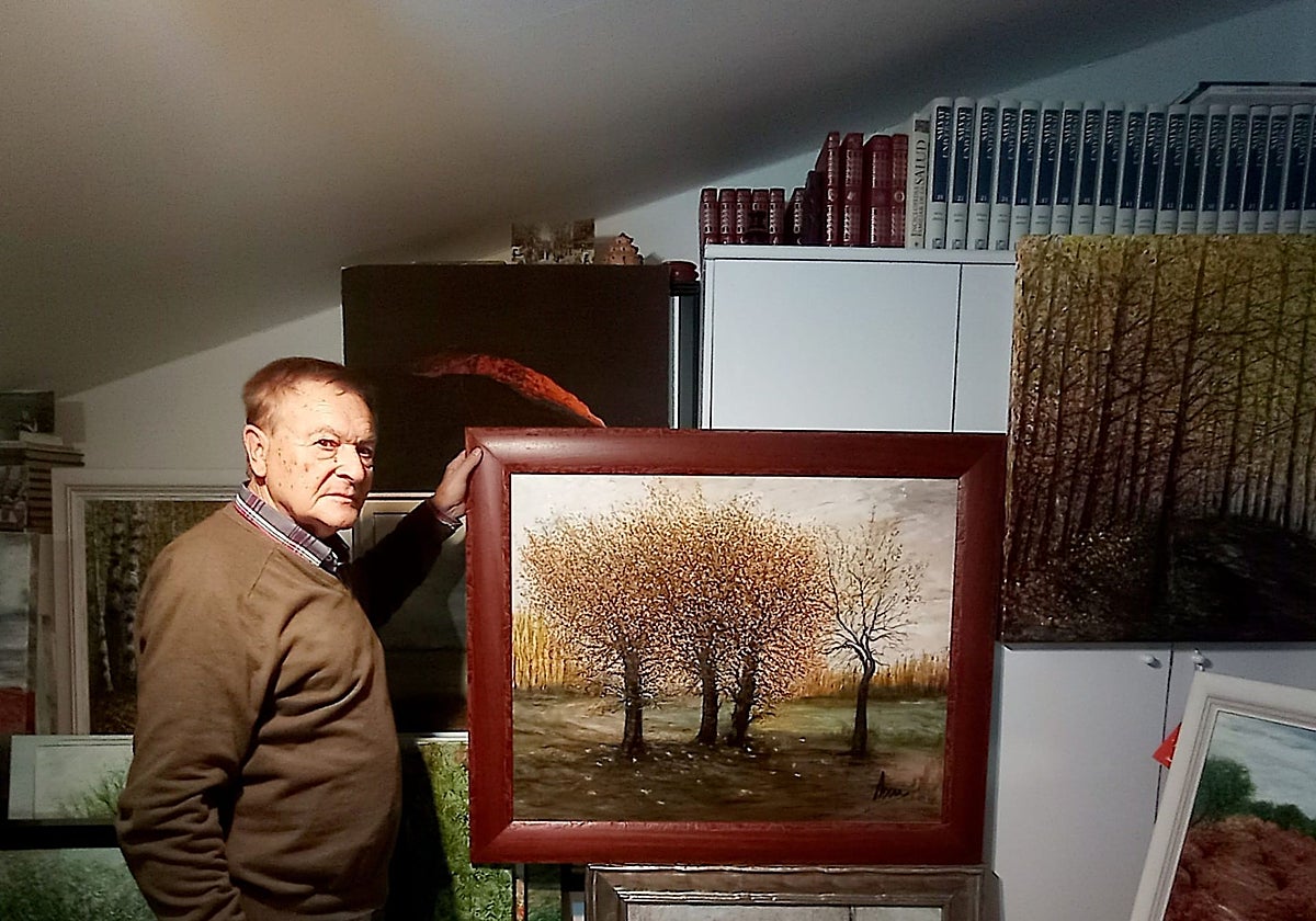 José Antonio Alarcón, con uno de sus cuadros en su estudio