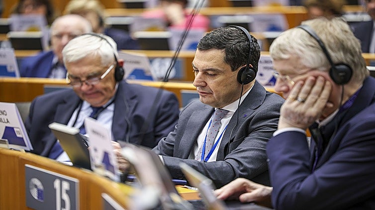 Juanma Moreno rescata la agenda europea y presionará para lograr un justo reparto de fondos entre las regiones y para el campo andaluz