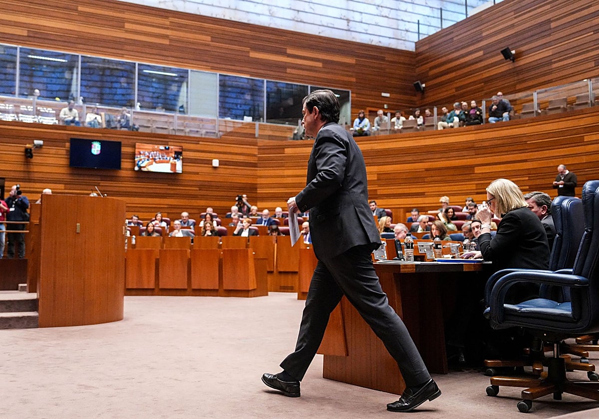 Alfonso Fernández Mañueco se dirige a la tribuna de oradores