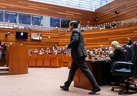 Mañueco se ve «ajeno» a una trama eólica que la oposición le achaca: «Es su corrupción»