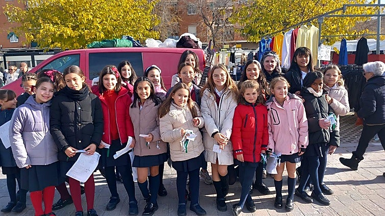 Los alumnos del Medalla Milagrosa de Toledo llenan de alegría el mercadillo 'El Martes' con sus villancicos