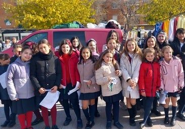 Los alumnos, este martes, en el mercadillo