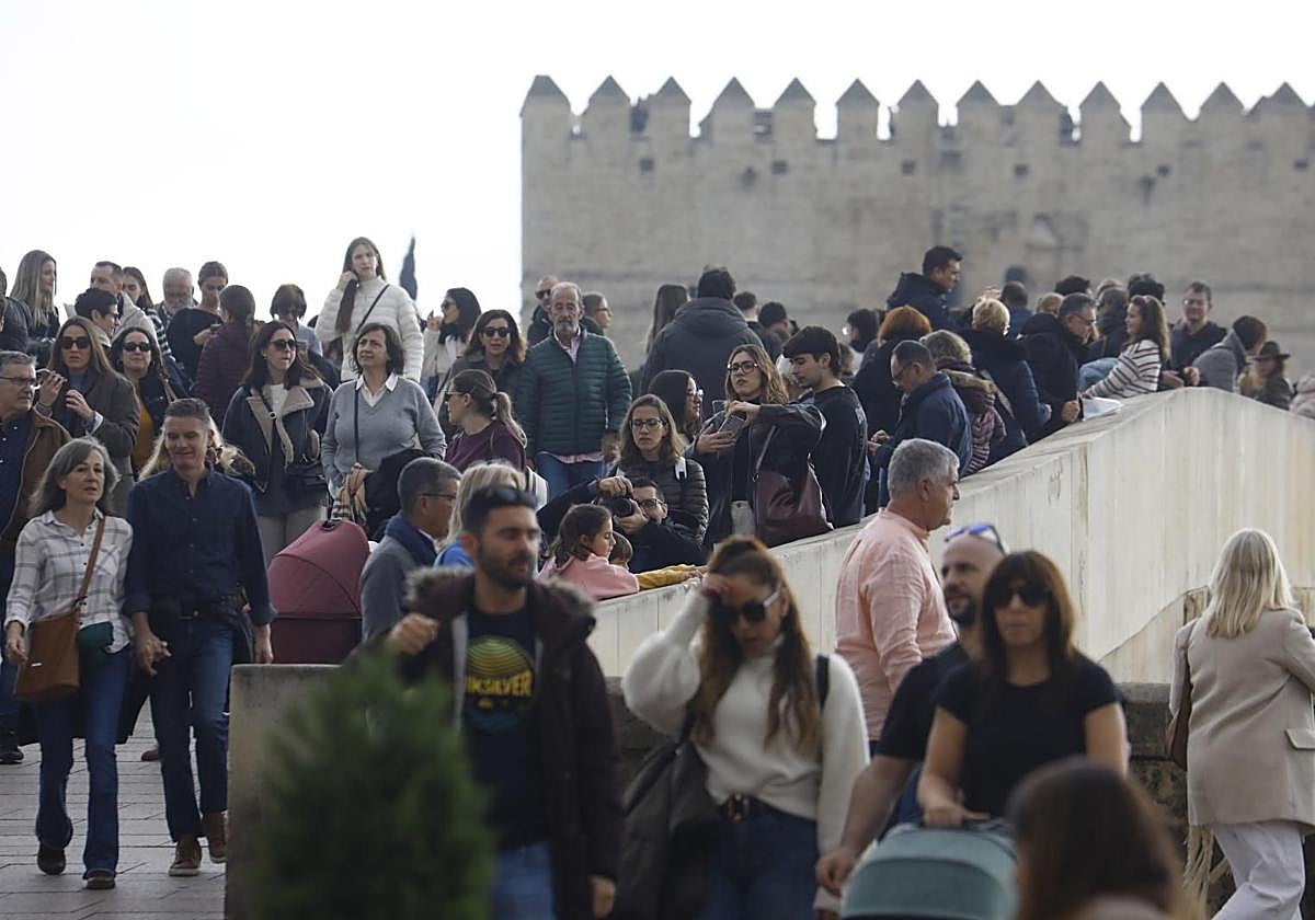 Turistas en el Puente Romano este puente de la Inmaculada