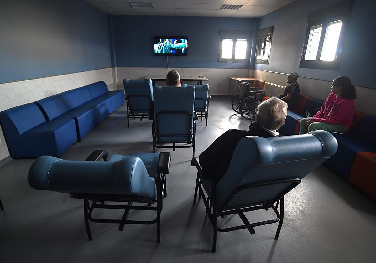 Varios usuarios del Centro de Acogida de Emergencia Pinar de San José