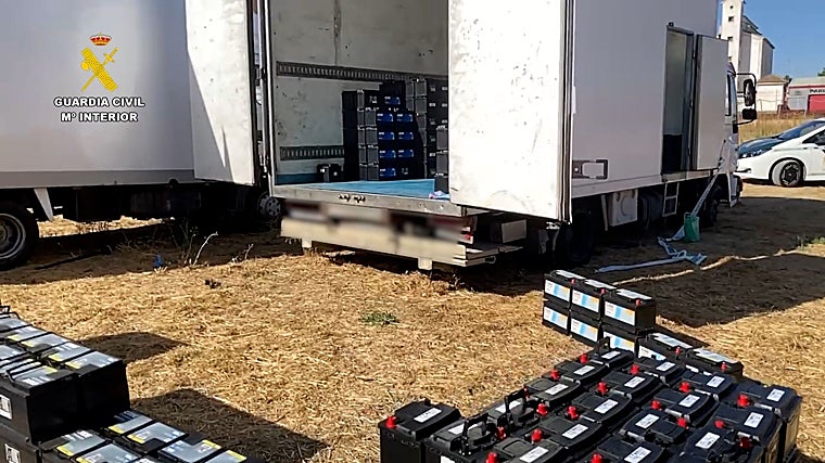Entre el material recuperado se encuentran cerca de medio millar de baterías