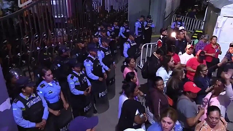 Simpatizantes de Libre protestan en Tegucigalpa y denuncian un “golpe electoral en marcha”