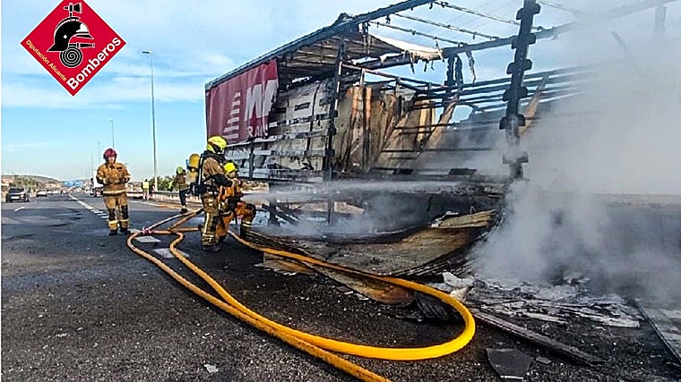 Bomberos extinguen el fuego del camión incendiado en la A-7 en Elche