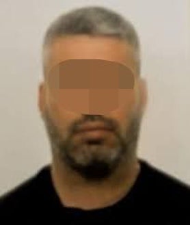 Imagem Secundária 2 – El Niño Juan na imagem acima. Abaixo está o estado de seu carro após o sequestro e uma foto de Morros (à direita).