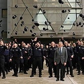 El consejero con los graduados de la nueva promoción