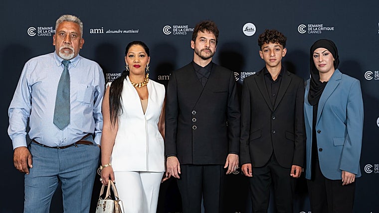 Guillermo Galoe with the protagonists of 