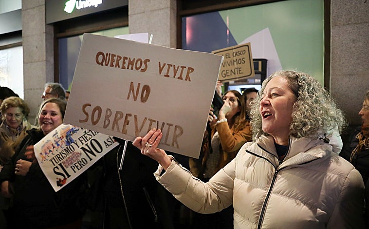 Main image - On these lines, the inhabitants of Casco demonstrate in favor of coexistence with tourism 