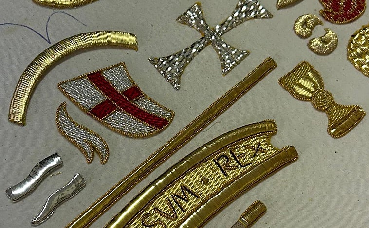 Main image - In the images, already completed pieces that will be arranged on the flag. On the right, the Curro Claros project