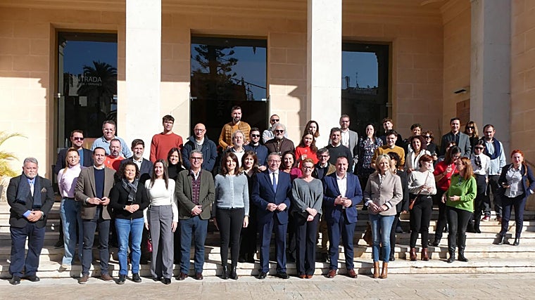 The president of the Provincial Delegation of Alicante, Toni Pérez, accompanied by other members of the Provincial Corporation and media professionals from Alicante