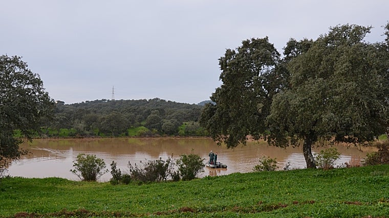 Civil Guard agents in zodiacs checking the area of ​​the lake through which the soldiers crossed during the maneuver