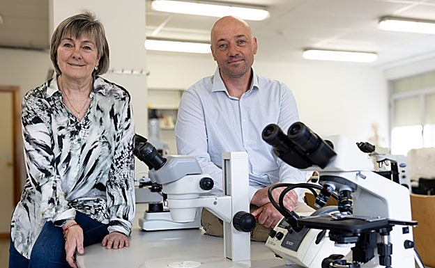 Paleontólogos Mieu Angeles Barcena e Andres Rigual.