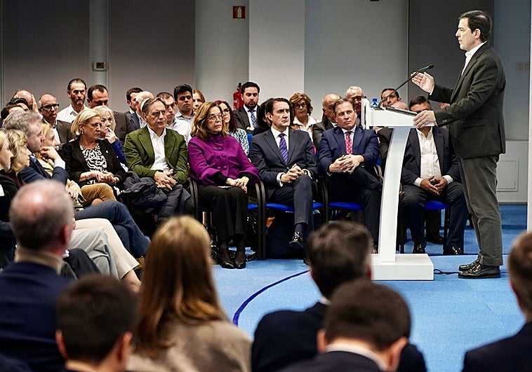 Mañueco pide al PP «ganar con holgura» en un momento «grave» para la democracia