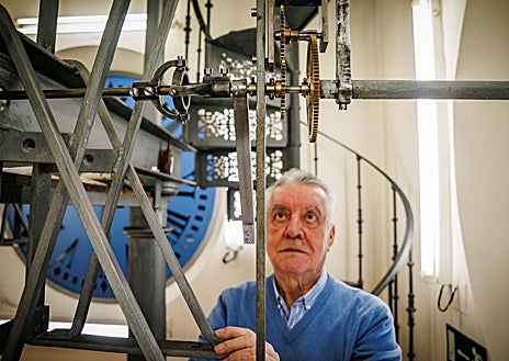 Imagem Secundária 1 – Jesus Lopez-Terradas mostra o mecanismo do relógio.