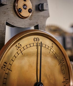 Imagem Secundária 2 – Jesus Lopez-Terradas mostra o mecanismo do relógio.