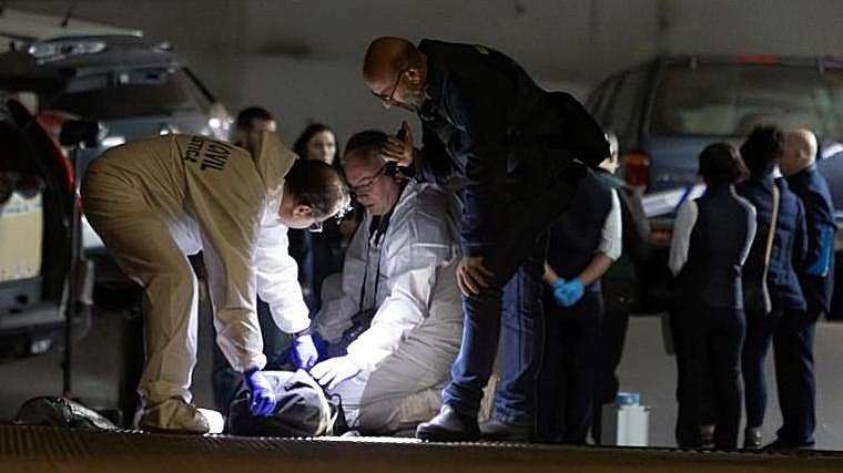 The Civil Guard works at the scene of the murder