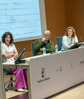 Secondary image 2 - The auditorium of the University Hospital of Toledo hosted the warm and moving tribute to the oncologist Ignacio Chacón, whom his patients hugged and kissed, very grateful for his support in very difficult times.