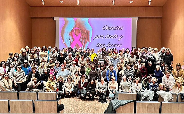 Main image - The auditorium of the University Hospital of Toledo hosted the warm and moving tribute to the oncologist Ignacio Chacón, whom his patients hugged and kissed, very grateful for his support in very difficult times.