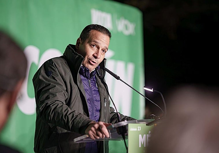 Óscar Fernández Calle, el «desconocido» de tono duro e inflexible que lidera a Vox en Extremadura