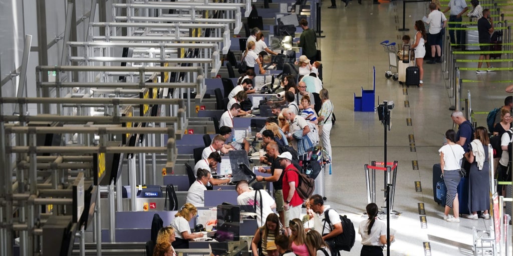 El tráfico internacional en los aeropuertos andaluces crece un 8,2% y supera los 13 millones de pasajeros