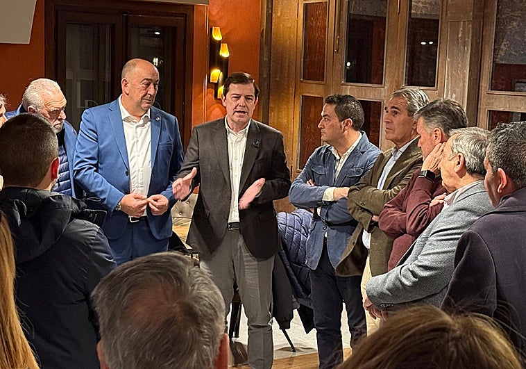 Mañueco arenga a la movilización de alcaldes y concejales de cara a las elecciones: «Necesitamos el 'Gordo' en marzo»